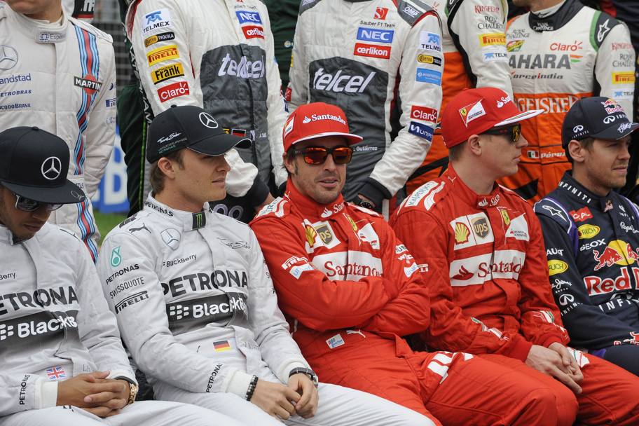 Alonso concentrato scambia due parole con Rosberg. Colombo  
